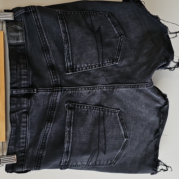 American Eagle Outfitters Size 6 Black Distressed Style Jean Shorts - Picture 3 of 8